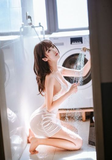 浴室里强摁做开腿呻吟的漫画图片